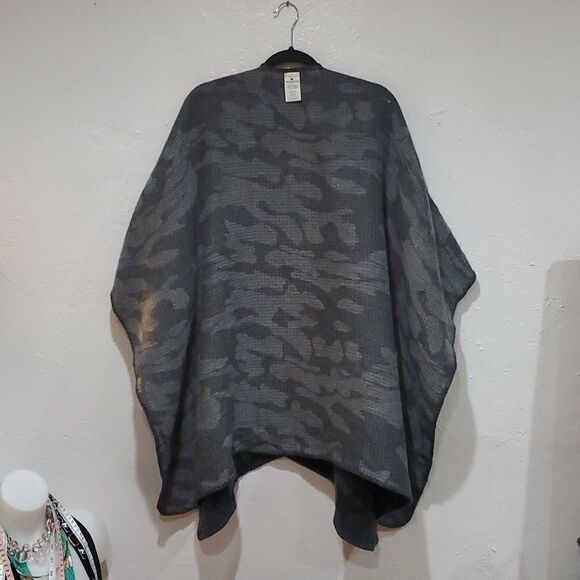 Woolrich Reversible Shawl Cape Star Pattern & Camo - Picture 5 of 10